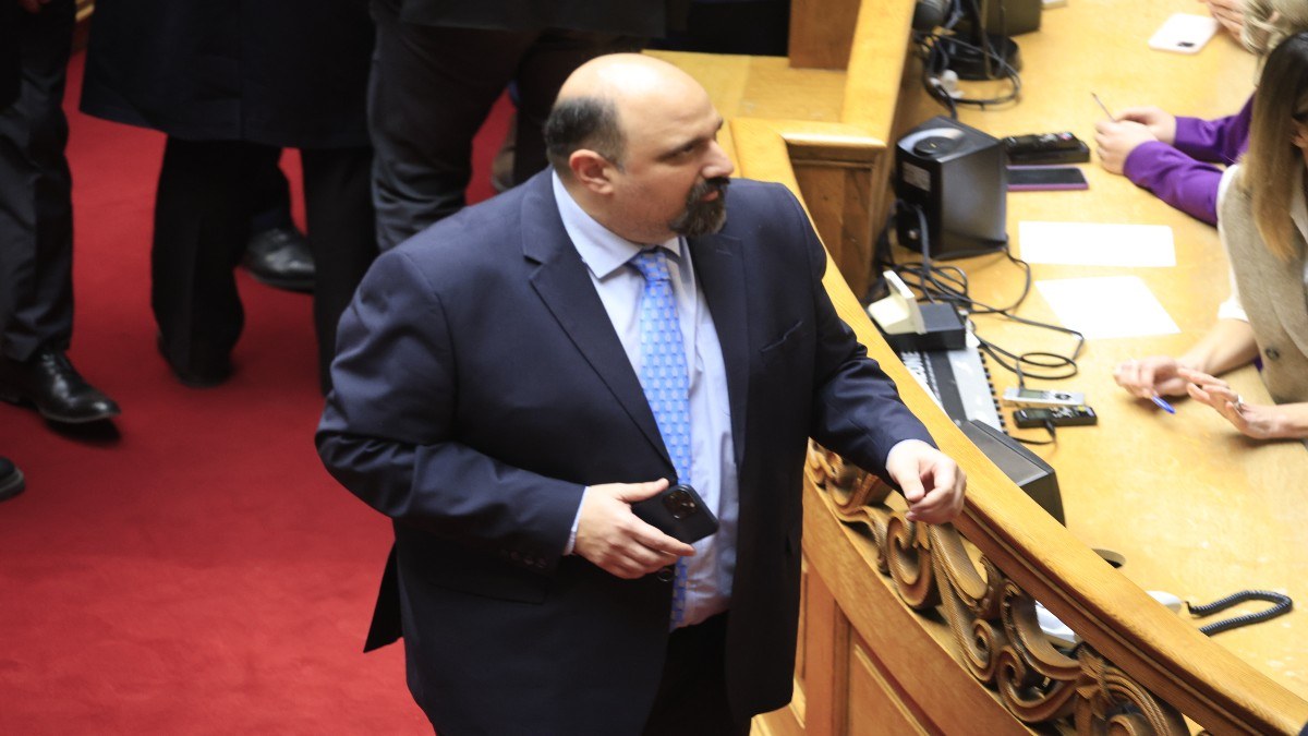 Βουλή: Πολιτική σύγκρουση για την υπόθεση Τριαντόπουλου – Τα πιθανά σενάρια για την εξέλιξη της υπόθεσης
