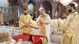 Αυτός είναι ο λόγος που διάβασαν το Ευαγγέλιο στα… Ουγκανέζικα και στα Αρβανίτικα, την Κυριακή του Πάσχα στα Τρίκαλα