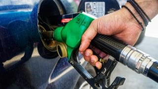 Καύσιμα: «Βουτιά» στην τιμή της βενζίνης… λόγω Τραμπ – Τι συμβαίνει με τα υπόλοιπα καύσιμα
