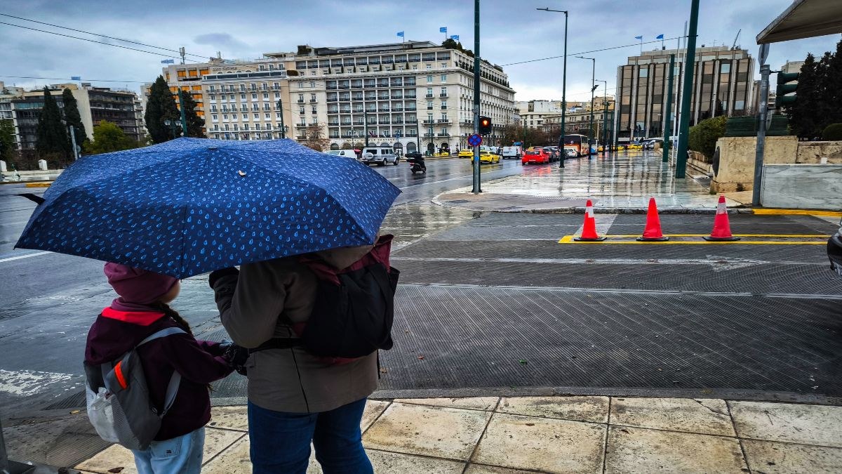 Ξεκίνησε η κακοκαιρία στην Αττική: Προβλήματα από τη ξαφνική νεροποντή