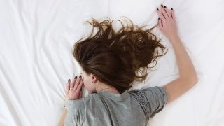 Ύπνος: Τι μπορεί να συμβεί αν κοιμάστε με αναμμένα τα φώτα;