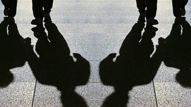 Τραγικά περιστατικά μεταξύ ανηλίκων: Βίαιη εισβολή εξωσχολικών σε σχολείο της Πετρούπολης