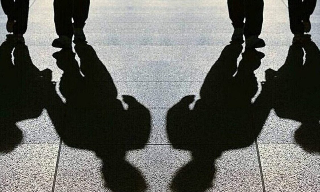 Τραγικά περιστατικά μεταξύ ανηλίκων: Βίαιη εισβολή εξωσχολικών σε σχολείο της Πετρούπολης