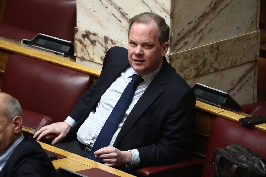 Η αθώωση του Καραμανλή για τα Τέμπη και το… σκάνδαλο του ΟΠΕΚΕΠΕ