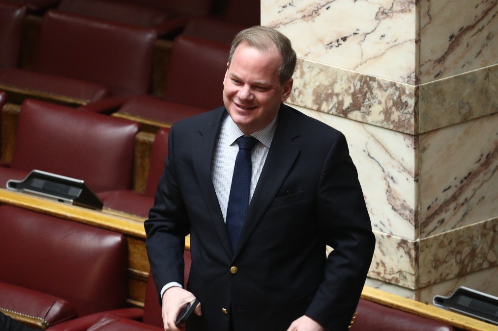 Η δικογραφία για τον Καραμανλή, ο Ανδρουλάκης και τα… δημόσια έργα