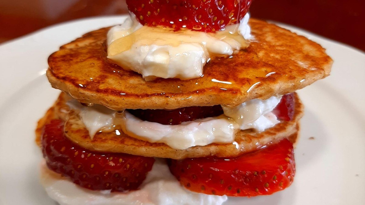 Εύκολα pancakes με βρώμη, φράουλες και γιαούρτι