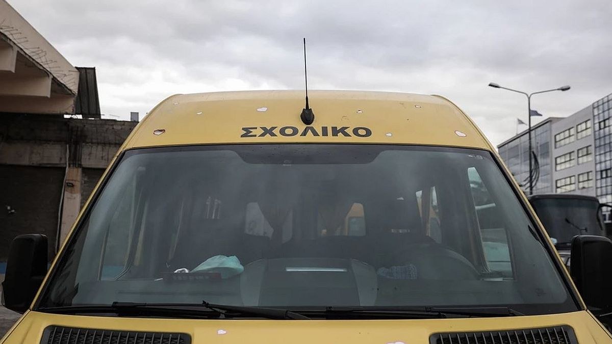 «Κατεβείτε έξω, θα εκραγεί το λεωφορείο»: Φωτιά σε σχολικό με 80 μαθητές στη Ρόδο
