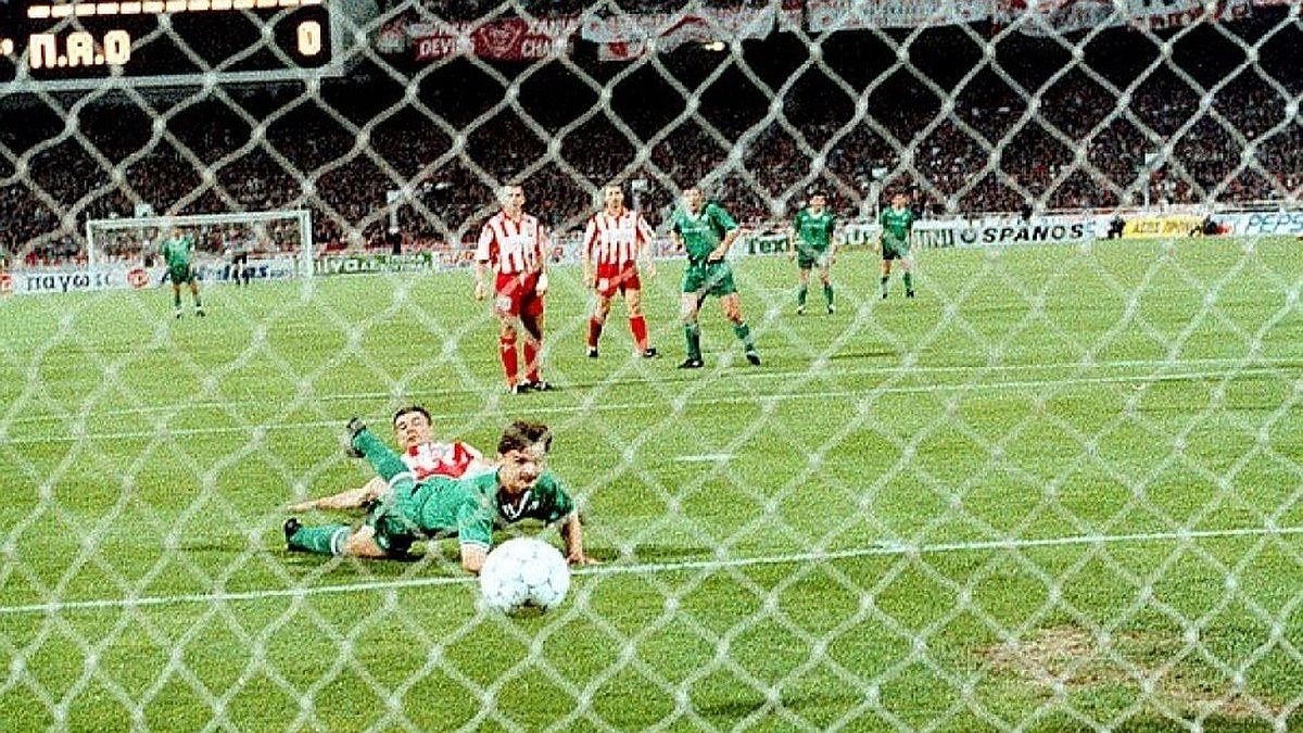 Σαν σήμερα (12/05/1993) ο τελικός των «κουρεμένων κεφαλιών» – Οι παίκτες του Ολυμπιακού εμφανίστηκαν κουρεμένοι για … γούρι αλλά ο Βαζέχα είχε διαφορετική άποψη (video)