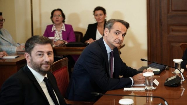 Τα κακουργήματα που καταλογίζει το ΠΑΣΟΚ στον Καραμανλή, η ανησυχία της οικογένειας Μητσοτάκη για τις κινήσεις του Σαμαρά και τα εσωκομματικά «καρφιά» του Άδωνι