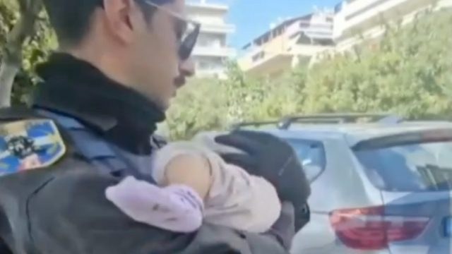 Άλιμος: Η στιγμή που αστυνομικός παίρνει στην αγκαλιά του το βρέφος που εντοπίστηκε δίπλα σε σκουπίδια