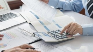 Η… χαρά του λογιστή: Ρεκόρ στις φορολογικές δηλώσεις και τις επιστροφές φόρων