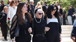 Νίκος Γαλανός: Χέρι χέρι η τελευταία σύντροφός του με τη σύζυγο και την κόρη του Δημήτρη Σούρα στην κηδεία του