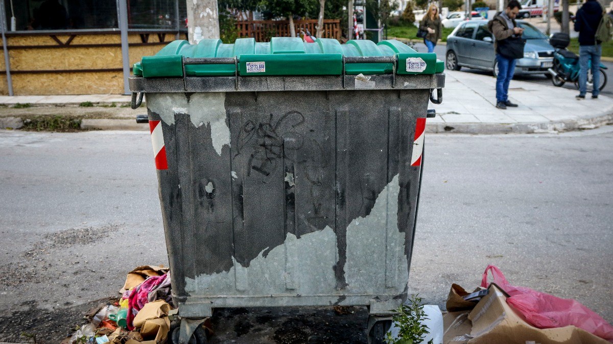 Σοκ στη Θεσσαλονίκη: Νεκρό εντοπίστηκε βρέφος σε κάδο απορριμμάτων