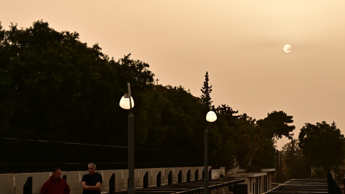 Καιρός σήμερα 17/5: Η σκόνη… κάθεται με τη βροχή και η θερμοκρασία ανεβαίνει – Η εκτίμηση Αρναούτογλου και Μαρουσάκη
