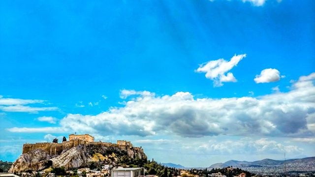 Καιρός σήμερα 4/5: Σχεδόν στους 30 η θερμοκρασία – Πού θα βρέξει σύμφωνα με Αρνιακό και Αρναούτογλου