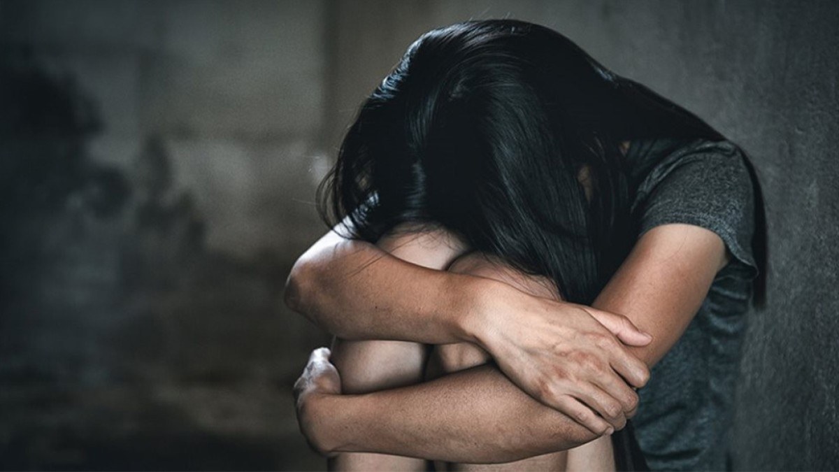 Φρίκη για 15χρονη στην Πάτρα: Ο νονός της τη μαστίγωνε και την γρονθοκοπούσε – «Φοβάται ότι θα την βρει και θα τη σκοτώσει»