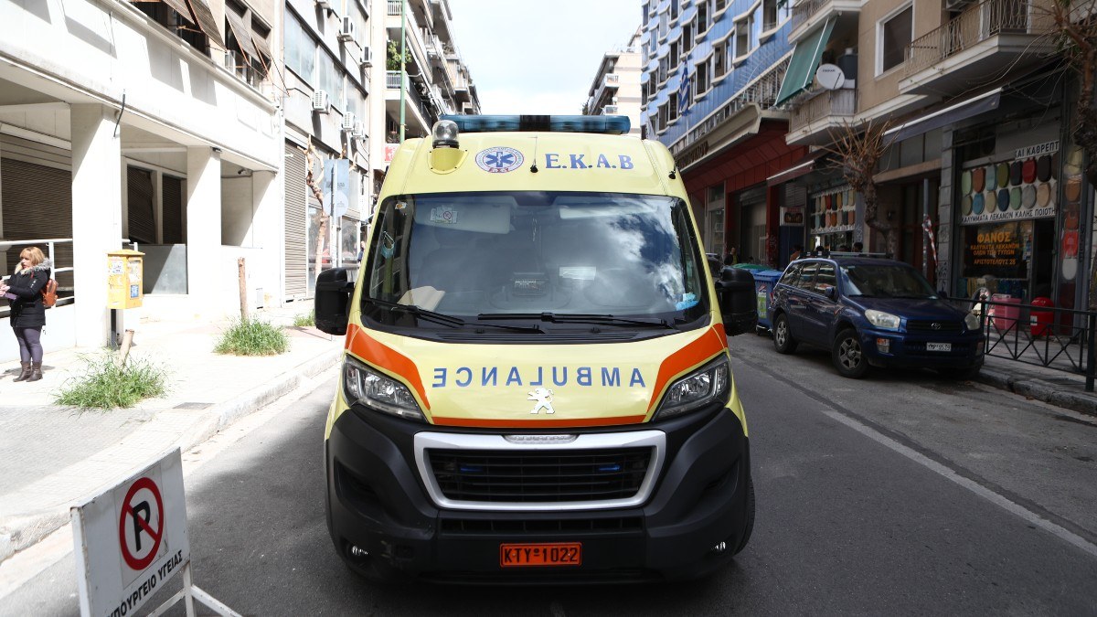 Ασύλληπτη τραγωδία στην Καλλιθέα: Κατέληξε το παιδί που πέρασε μέσα από τζαμαρία