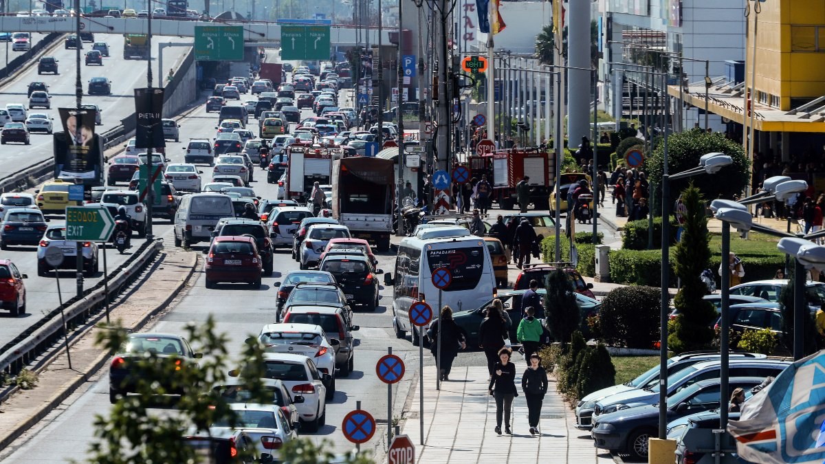 Ουρές χιλιομέτρων στον Κηφισό λόγω τροχαίου – Συγκρούστηκε νταλίκα με δύο αυτοκίνητα