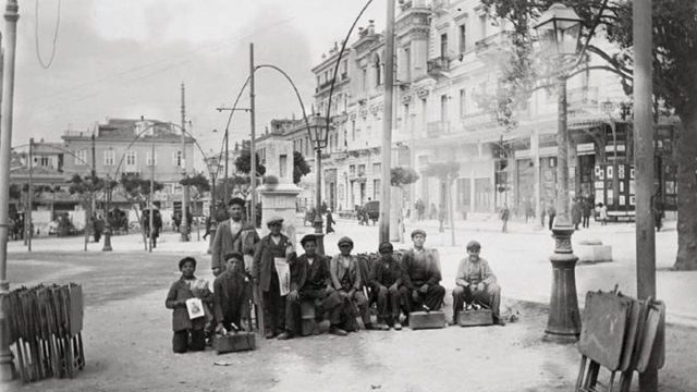 Κουίζ για την παλιά Αθήνα: Μπορείτε να αναγνωρίσετε την πλατεία; Έχετε περάσει σίγουρα από εκεί