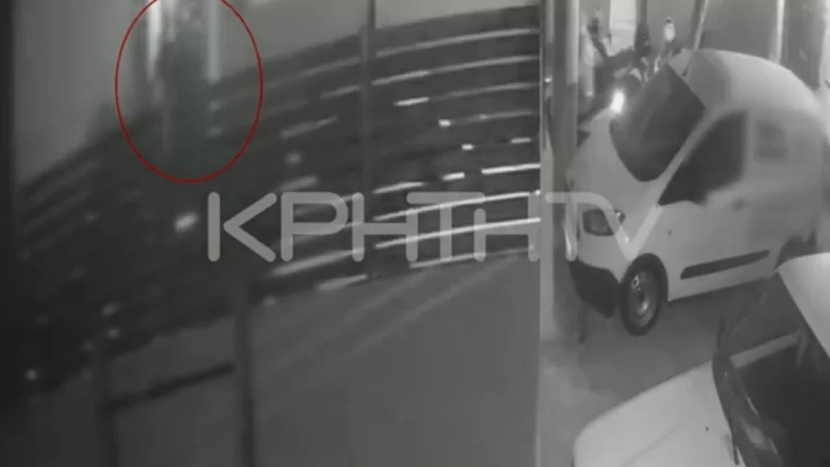 Ηράκλειο: Καρέ-καρέ η στιγμή που η μητέρα εγκαταλείπει το νεογέννητο παιδί της σε κάδο απορριμμάτων
