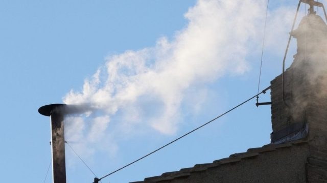Λευκός καπνός στο Βατικανό: Το Κονκλάβιο εξέλεξε νέο Πάπα