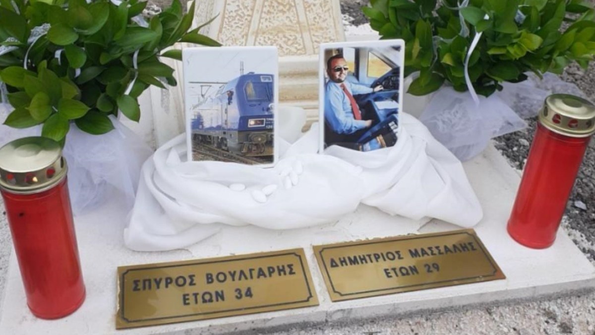 «Ο Ψαρόπουλος συγκρούστηκε με τον Πλακιά» – Η «θαμμένη» ιστορία της μητέρας του μηχανοδηγού που σκοτώθηκε στα Τέμπη
