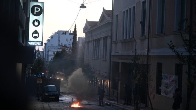 «Θα πεθάνετε, τελειώσατε»: Ανατριχιάζουν οι περιγραφές της φασιστικής επίθεσης στην Νομική – Σύνθημα Χρυσοχοΐδη για συλλήψεις
