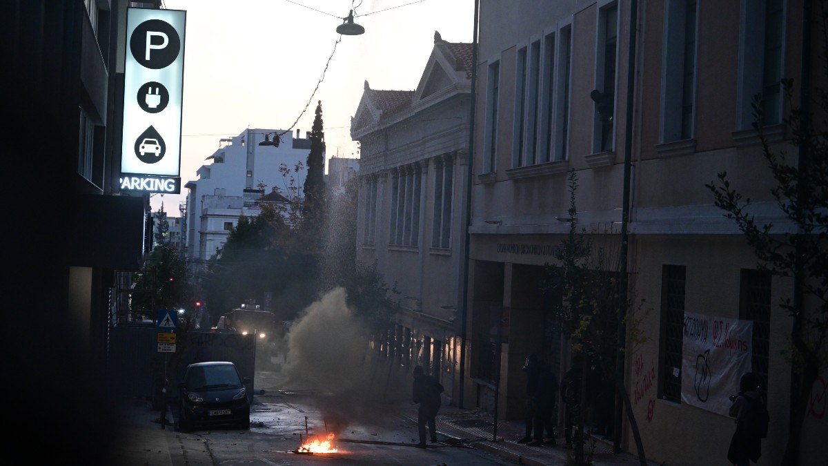 «Θα πεθάνετε, τελειώσατε»: Ανατριχιάζουν οι περιγραφές της φασιστικής επίθεσης στην Νομική – Σύνθημα Χρυσοχοΐδη για συλλήψεις