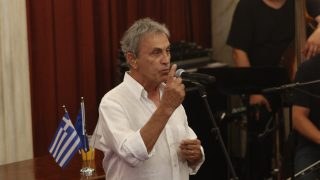 Ένας διαφορετικός Γιώργος Νταλάρας: «Πέρασα έναν Γολγοθά, ο κόσμος με κοιτούσε με οίκτο»