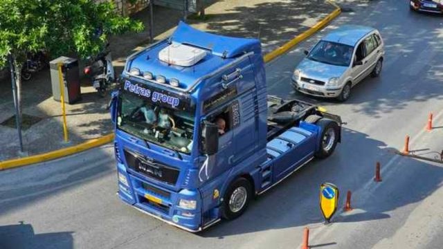 Θεάρα νύφη στη Βέροια πήγε στην εκκλησία με 18 νταλίκες – Χαμός από κορναρίσματα κατά τη διαδρομή