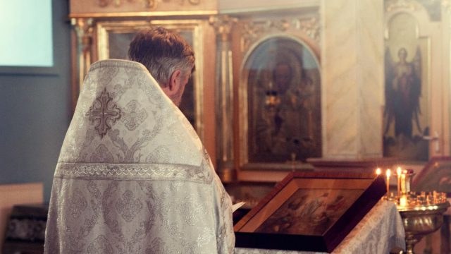 «Ο παπάς ευλογεί πρώτα τα γένια του»: Τι σημαίνει η φράση και από πού προέρχεται;