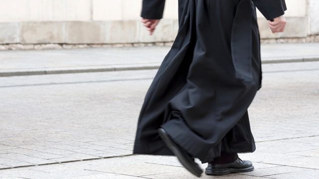 Απίστευτο επεισόδιο με ιερέα στον τελικό του Κυπέλλου – Πιάστηκε στα χέρια με υπάλληλο σεκιούριτι