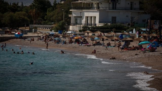 Μπάνιο με… τιμές διακοπών: Πόσο κοστίζει φέτος μια ημέρα στις οργανωμένες παραλίες της Αττικής