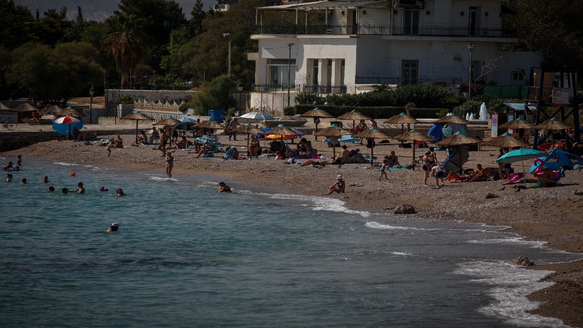 Καλοκαίρι στην Αττική: Όλες οι οργανωμένες παραλίες για να κάνεις μπάνιο και πόσο θα σου κοστίσει
