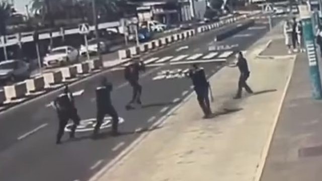 Ισπανία: Η σοκαριστική στιγμή όπου η Αστυνομία σκοτώνει 18χρονο στο αεροδρόμιο της Γκραν Κανάρια