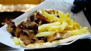 Σουβλάκι… είχαμε: Πάνω από 4 ευρώ το ένα τυλιχτό!