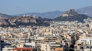 Στεγαστικό: Ακίνητα «κλειδωμένα», ακριβά ενοίκια – Ξένες επενδύσεις και Airbnb διογκώνουν το πρόβλημα