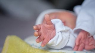 Τραγωδία στη Ρόδο: Δεν τα κατάφερε το 10 μηνών βρέφος που πνίγηκε από τροφή