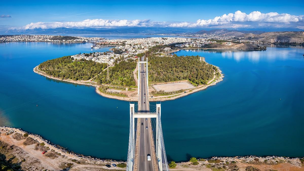 Σοβαρό τροχαίο πάνω στη γέφυρα της Χαλκίδας – Απίστευτο μποτιλιάρισμα στο ρεύμα προς Σχηματάρι