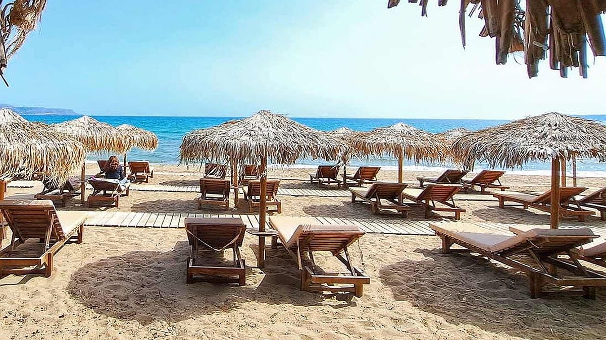 Τιμές Μονακό σε παραλίες της Αττικής: 320 ευρώ η ξαπλώστρα με κράτηση και dress code