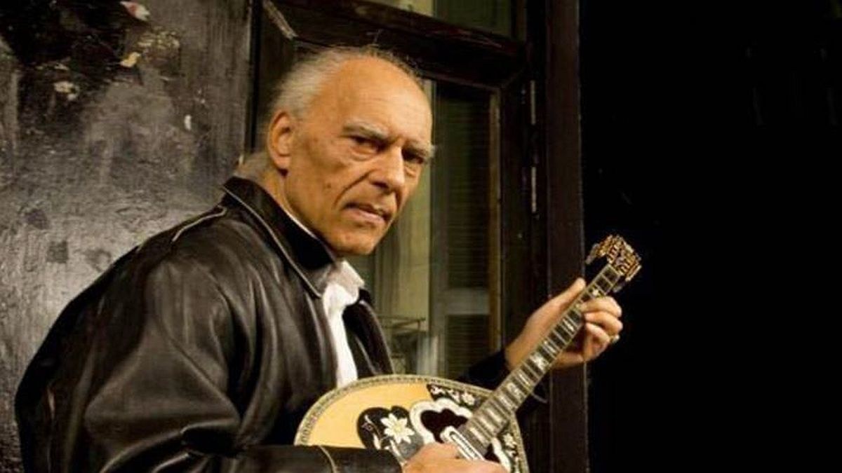 Στέλιος Βαμβακάρης: Ο δεξιοτέχνης του μπουζουκιού που ασχολήθηκε και με το μπλουζ – Έφυγε σαν σήμερα (17/06) από τη ζωή