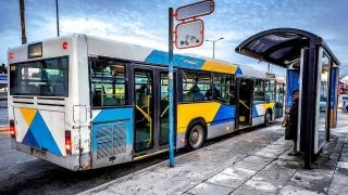 Σοκ σε λεωφορείο: Επιβάτης ξυλοκόπησε τον οδηγό και του έσπασε τη γνάθο