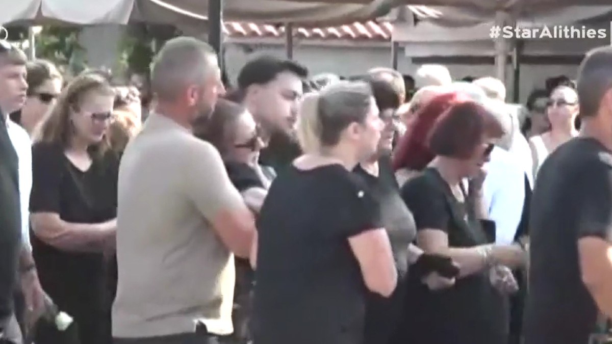 Άρτα: Κατέρρευσε η μητέρα του 14χρονου Σπύρου – Με λευκά ρούχα και τριαντάφυλλο στο χέρι οι συμμαθητές του