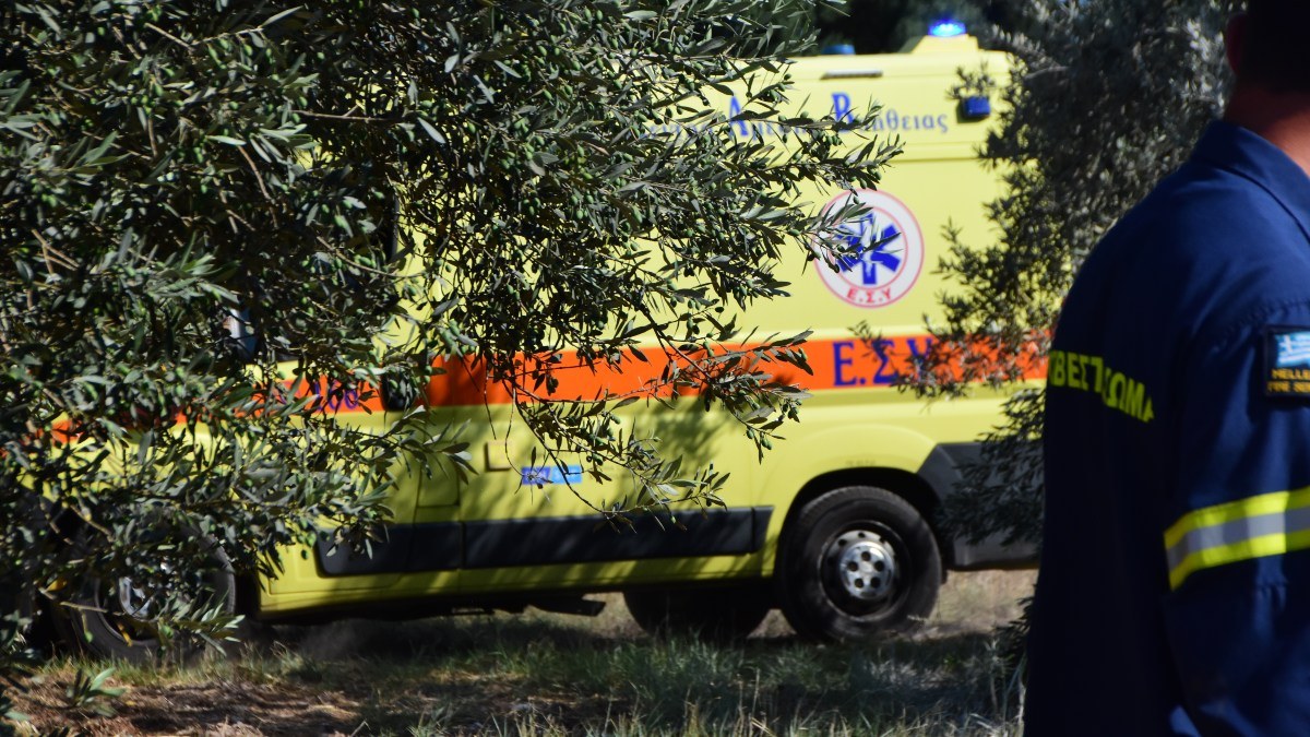 Ανατριχιαστικό σκηνικό στο Βόλο: Ζούσε για μία εβδομάδα και το άψυχο πτώμα του πατέρα του