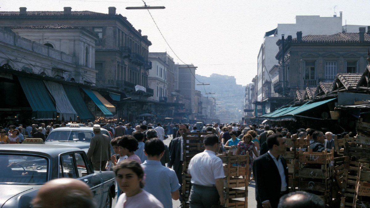 Κουίζ για την παλιά Αθήνα: Μπορείτε να αναγνωρίσετε αυτήν την οδό; Αποτελεί μια από τις πιο εμβληματικές της πόλης