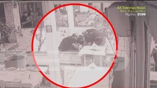 Θρίλερ στη Θεσσαλονίκη: Η στιγμή που ο Ισπανός απειλεί με σπαθί θαμώνες σε ταβέρνα (video)