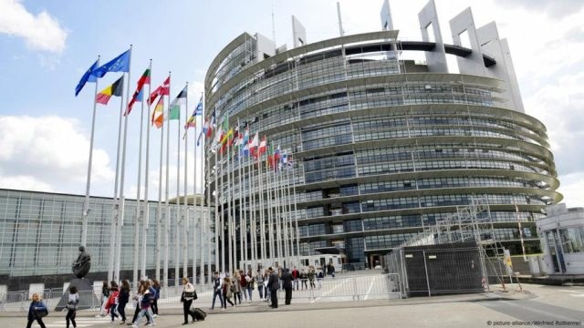 Στην Ολομέλεια της Ευρωβουλής τα Τέμπη παρουσία συγγενών θυμάτων: Εξοργιστική η Βοζενμπέργκ