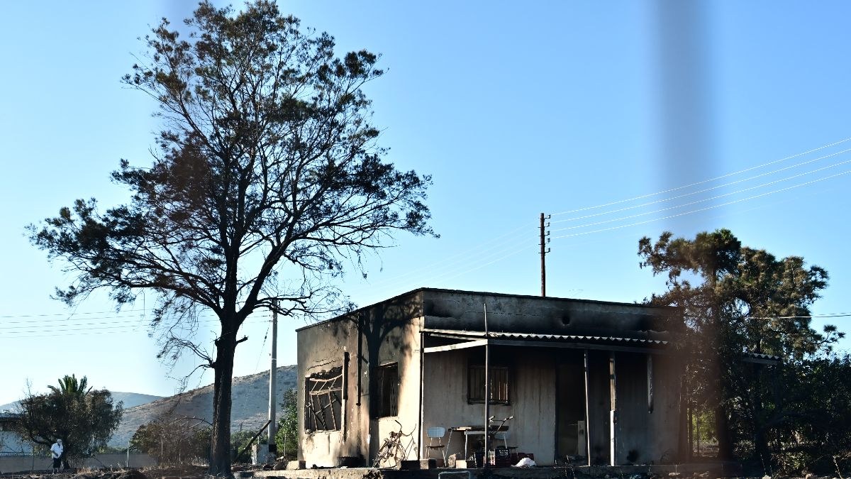Φωτιά στην Παλαιά Φώκαια: Τραγικές εικόνες και πολλά καμένα σπίτια – Σε επιφυλακή για τις αναζωπυρώσεις