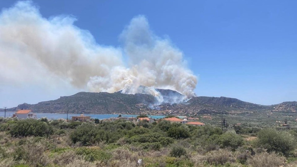Ανεξέλεγκτη η φωτιά στη Μονεμβασιά: Χτύπησε το 112 για την εκκένωση οικισμών