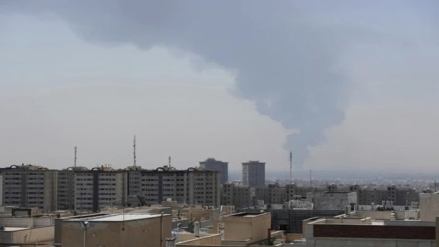 Νέα επίθεση του Ιράν: Πύραυλοι πλήττουν τη Χάιφα – Ηχούν σειρήνες στο Ισραήλ